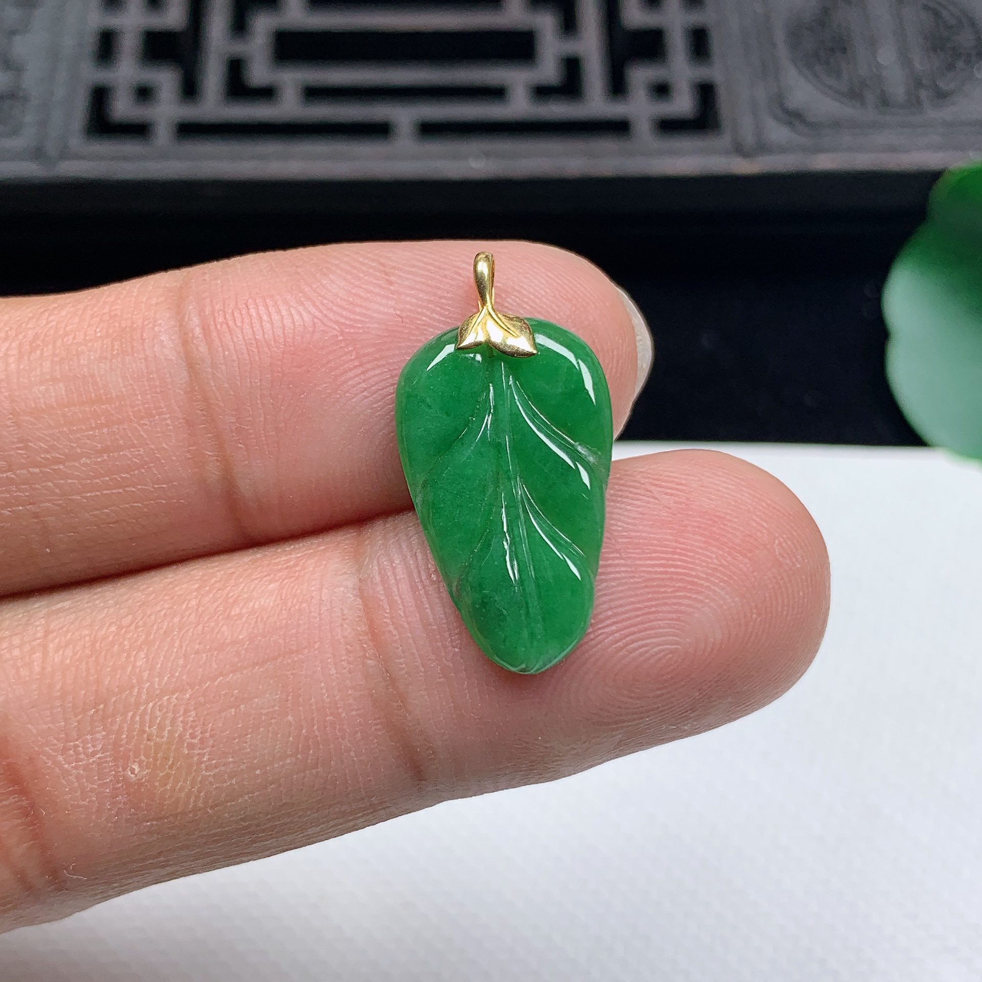 缅甸天然翡翠A货18K金扣精美满绿叶子小吊坠尺寸20*12.1*2mm