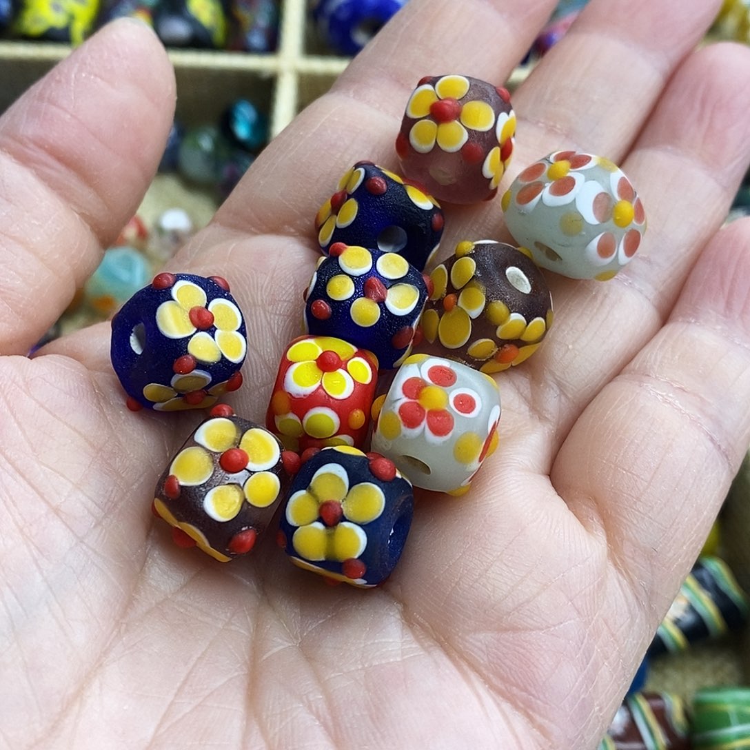 颈饰琉璃花珠单颗2.5元