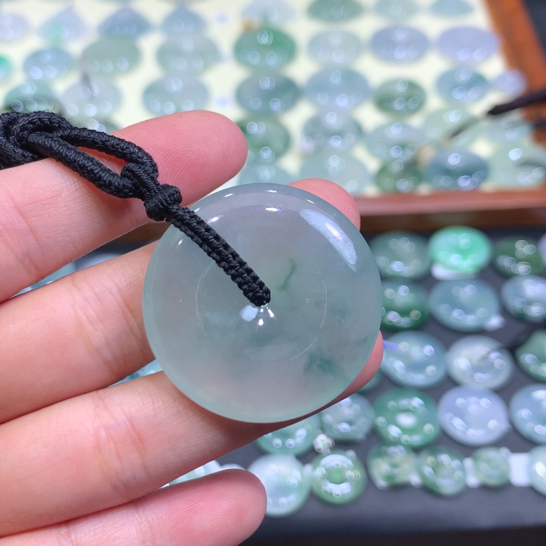 翡翠颈饰未镶嵌平安扣