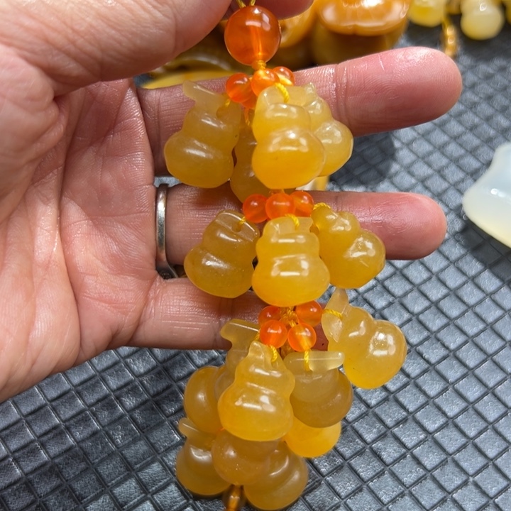 石英质玉（黄龙玉）颈饰未镶嵌