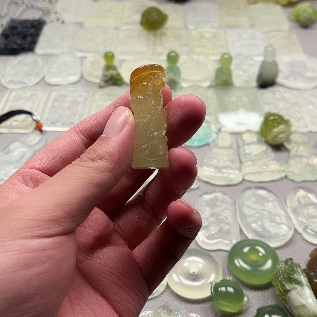 蛇纹石玉颈饰未镶嵌