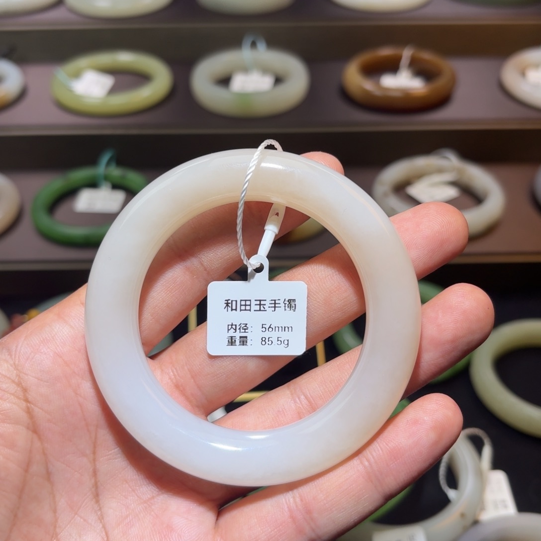和田玉手镯未镶嵌56mm粉白有水线瑕疵