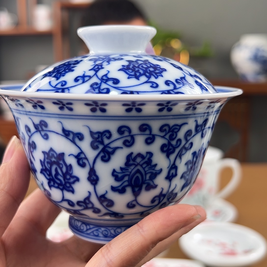 德***柴窑 青花缠枝莲两才盖碗，微瑕开片