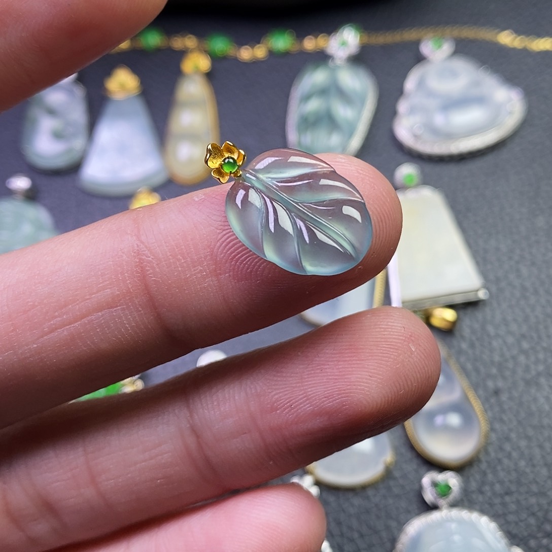 颈饰18K金镶嵌翡翠