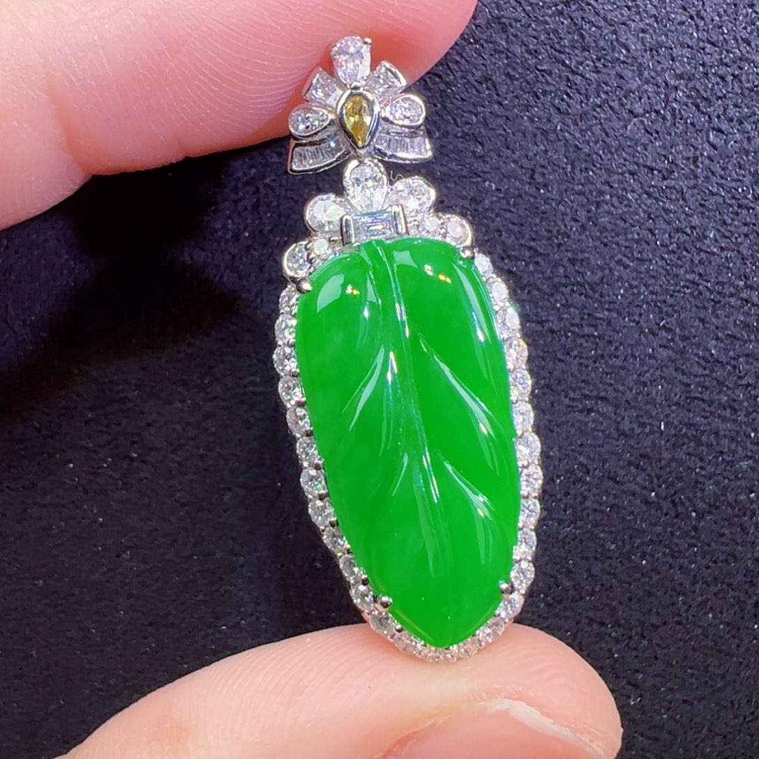 翡翠18K金镶嵌颈饰吊坠