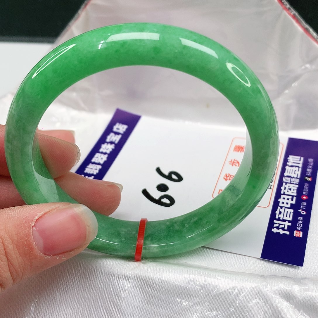 翡翠手镯未镶嵌翡翠