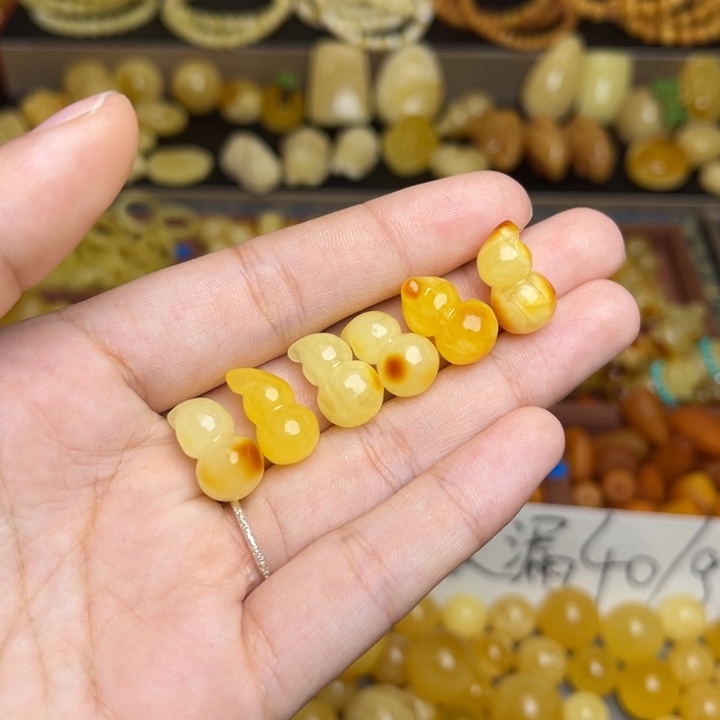 蜜蜡未镶嵌珠宝奇石鸡油黄满蜡俏色小葫芦一个 微微瑕
