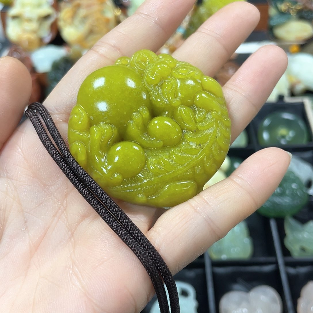 蛇纹石玉颈饰未镶嵌