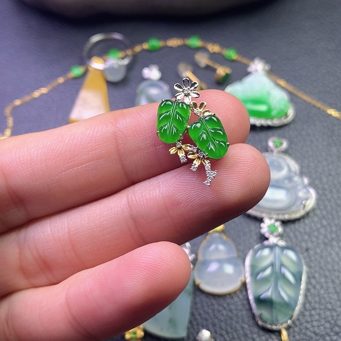 颈饰18K金镶嵌翡翠