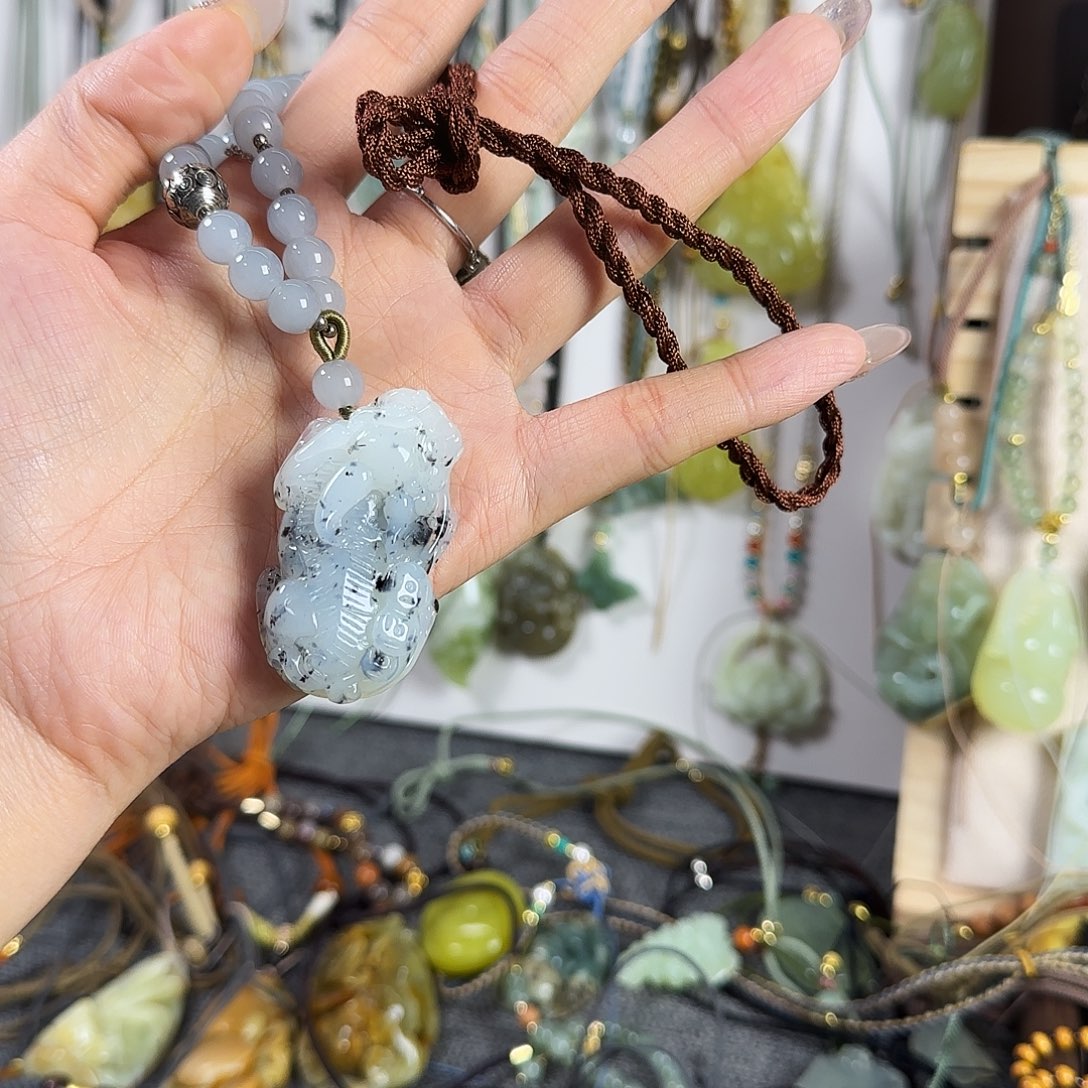 幸****蛇纹石玉未镶嵌颈饰