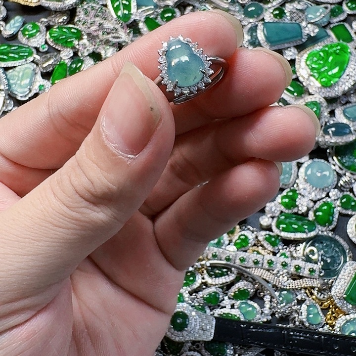 翡翠颈饰未镶嵌天然A货翡翠放漏