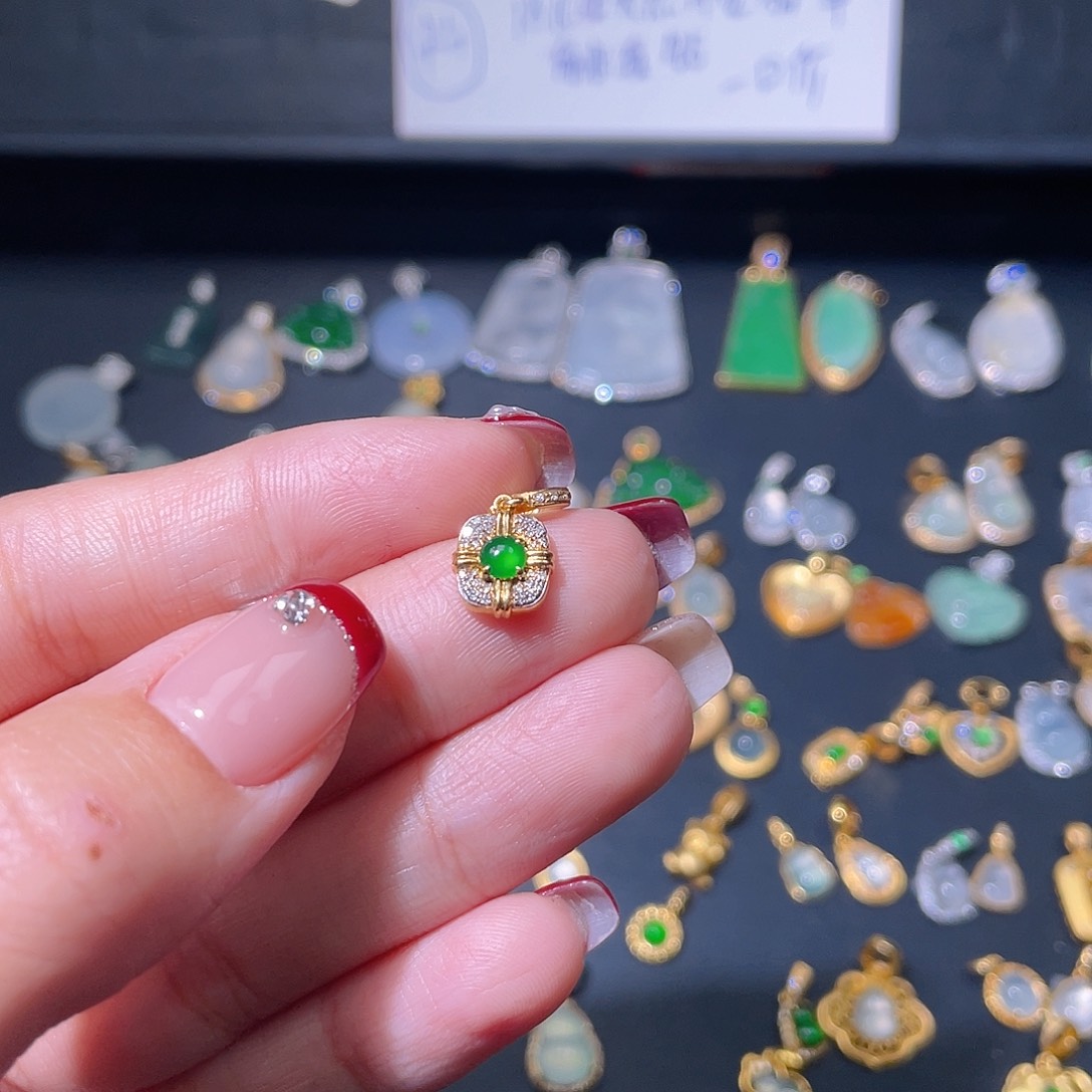 翡翠颈饰18K金镶嵌沉*吊坠