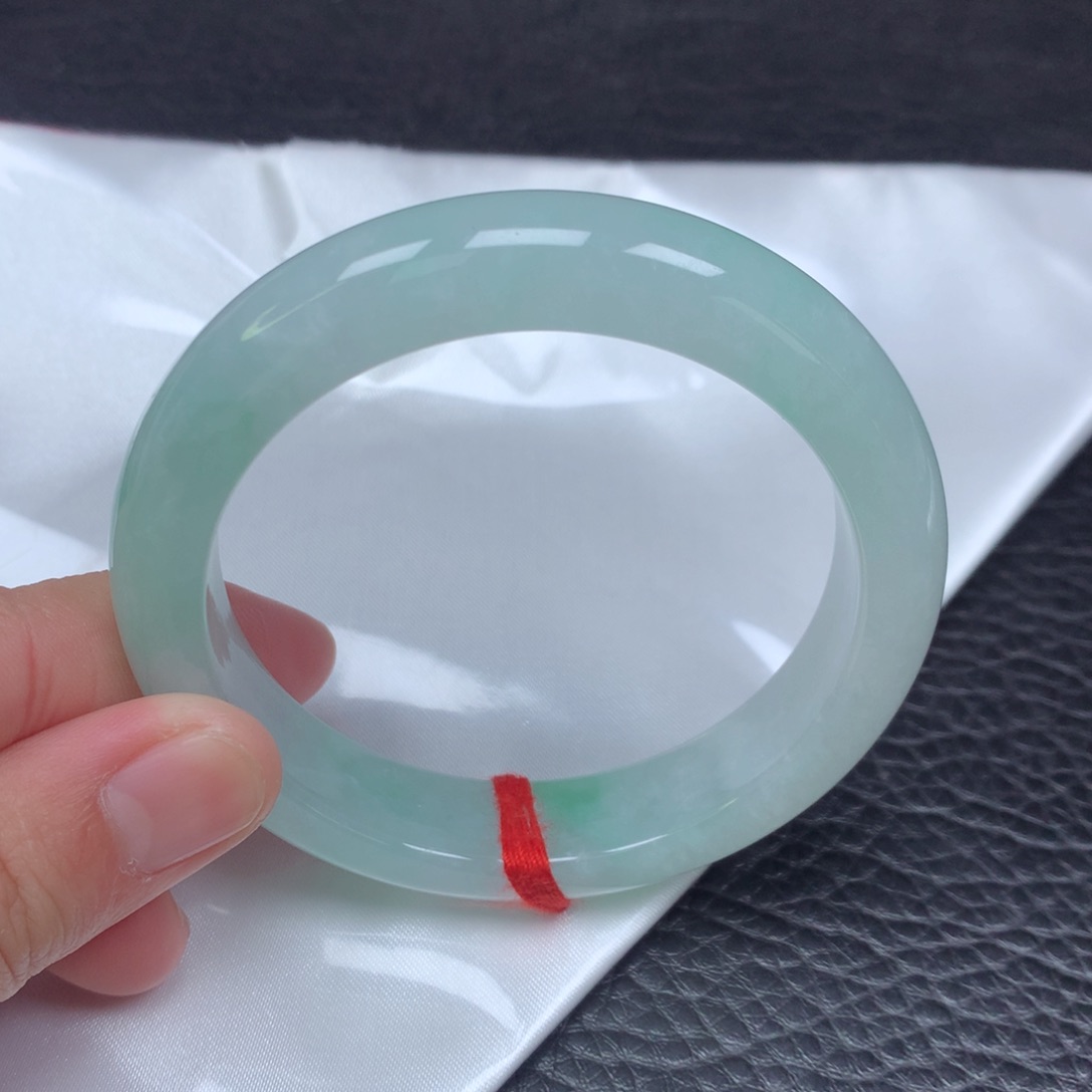 翡翠手镯未镶嵌。