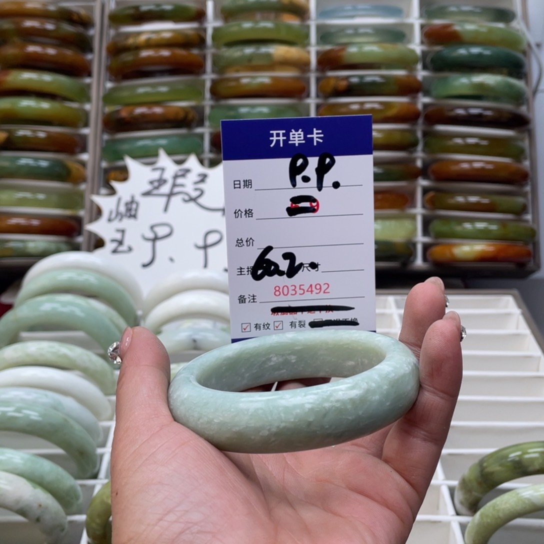 蛇纹石玉手镯未镶嵌青*姐