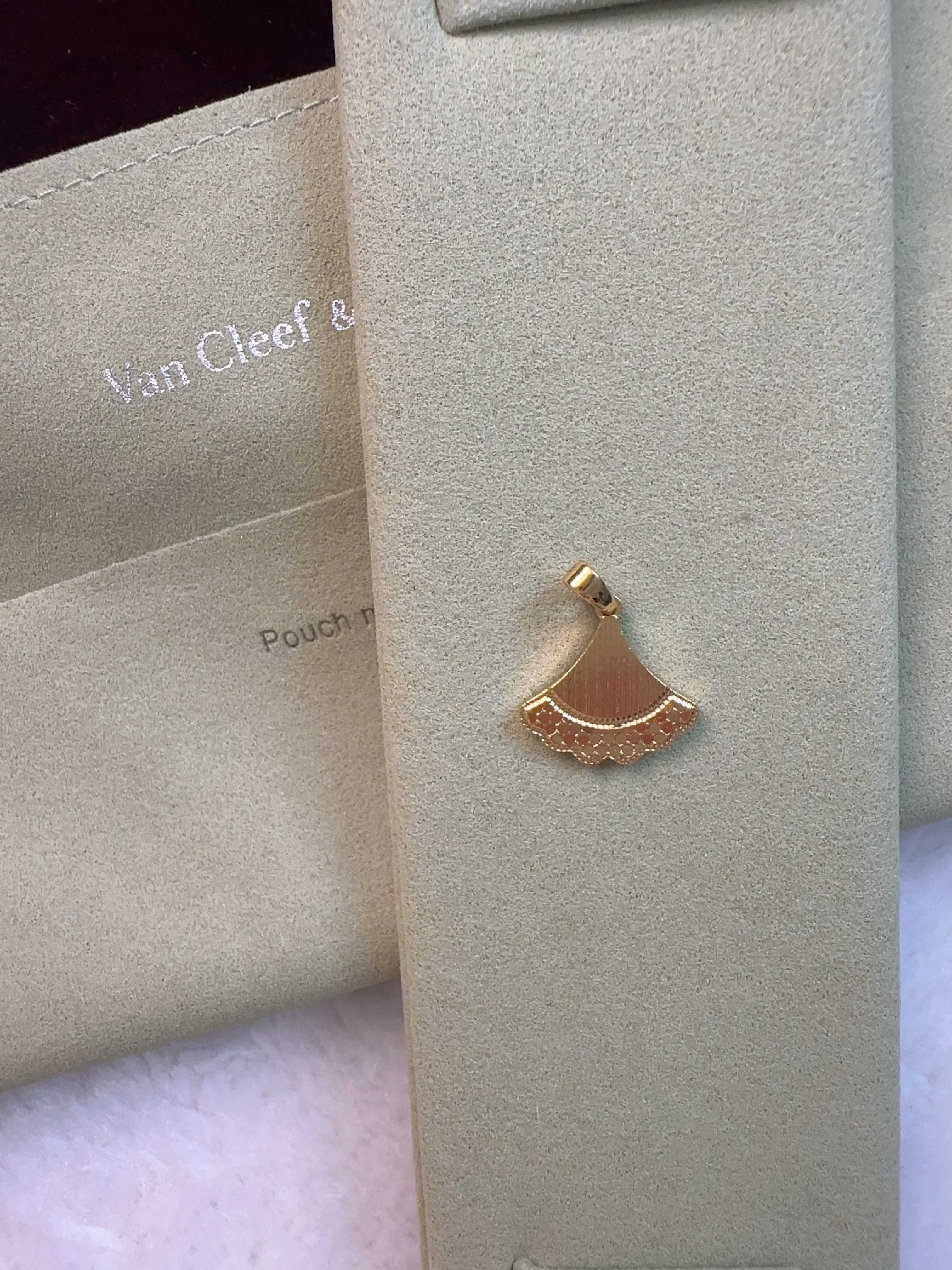 时尚百搭项链项圈 镜面小裙子吊坠