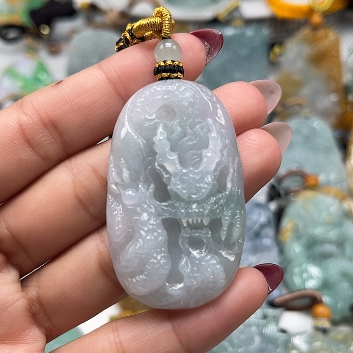 翡翠未镶嵌颈饰龙牌