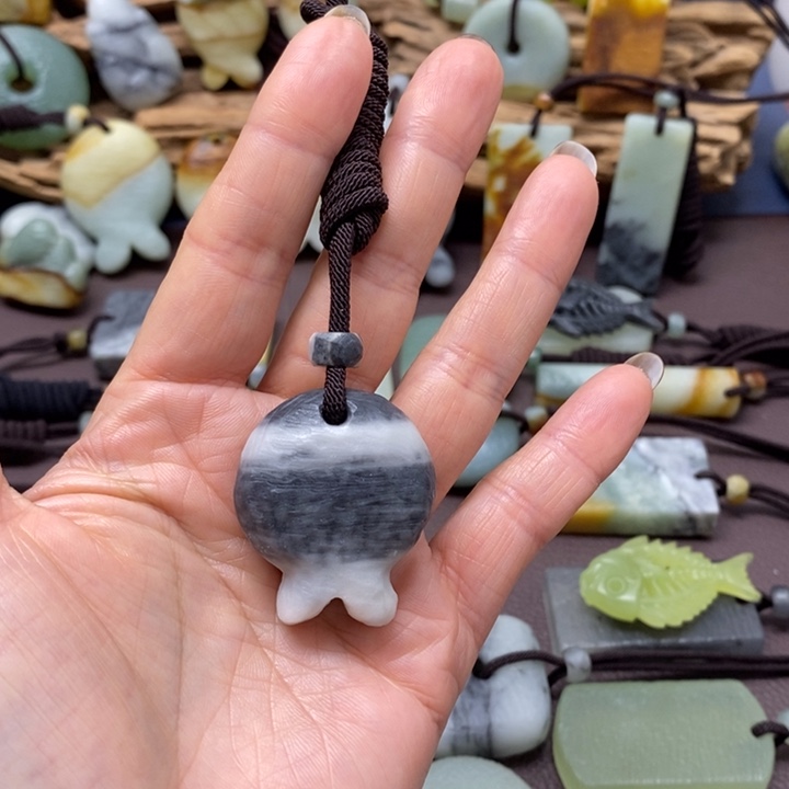 李****蛇纹石玉未镶嵌颈饰