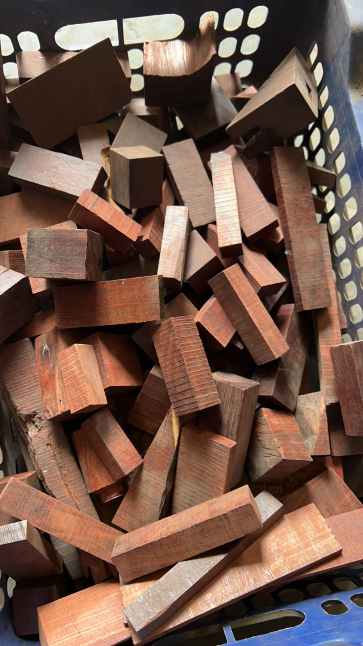 付邮费赠送印度小叶紫檀木料小料1--2块可用于加工