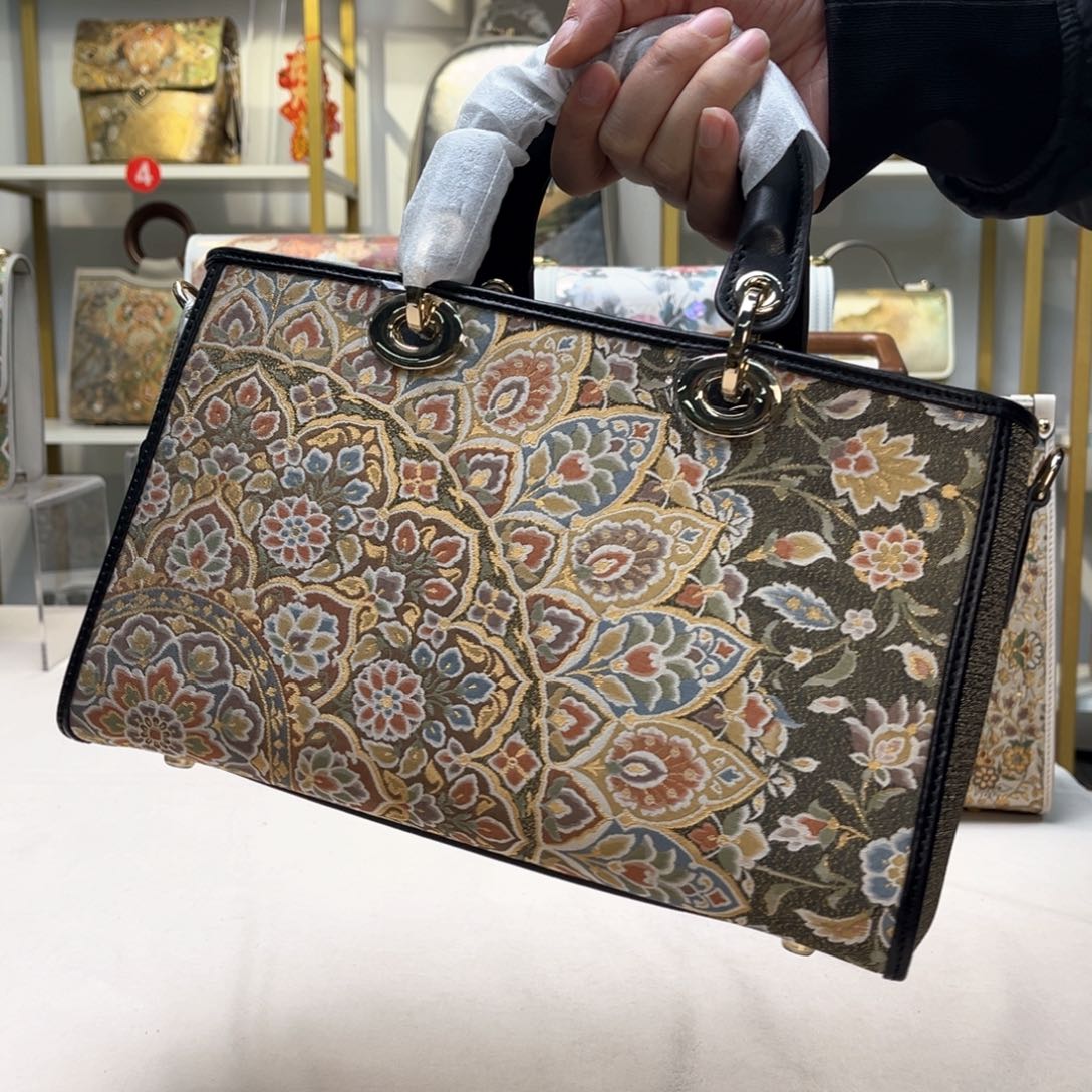 织绣高定风雨中的花朵，倔强又美丽。