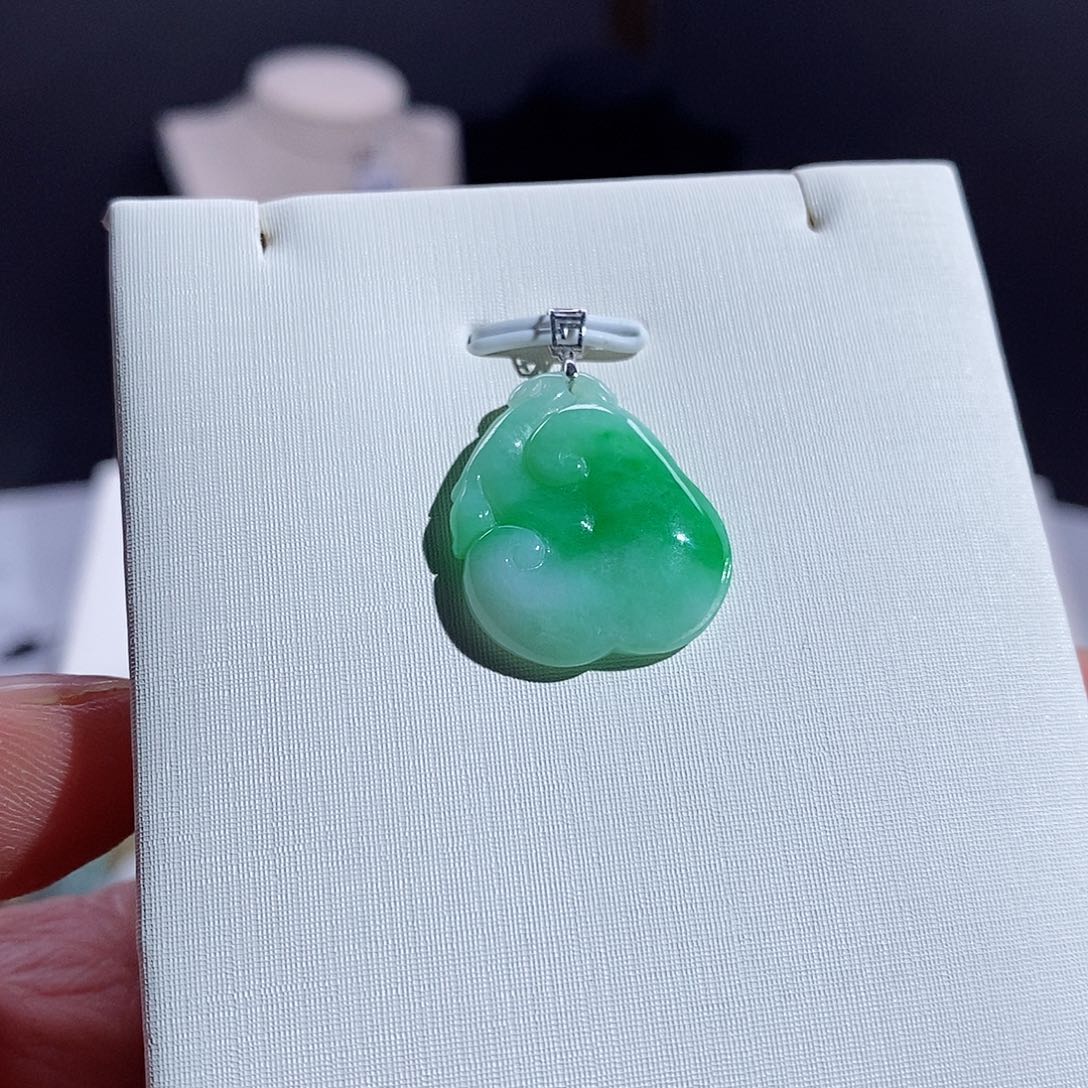 翡翠颈饰18K金镶嵌如意