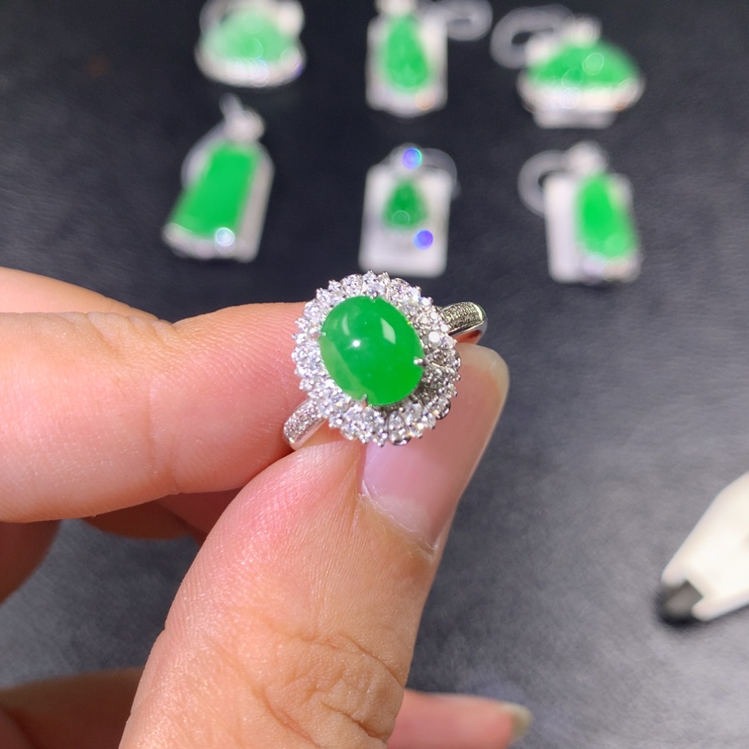 翡翠戒指18K金镶嵌翡翠