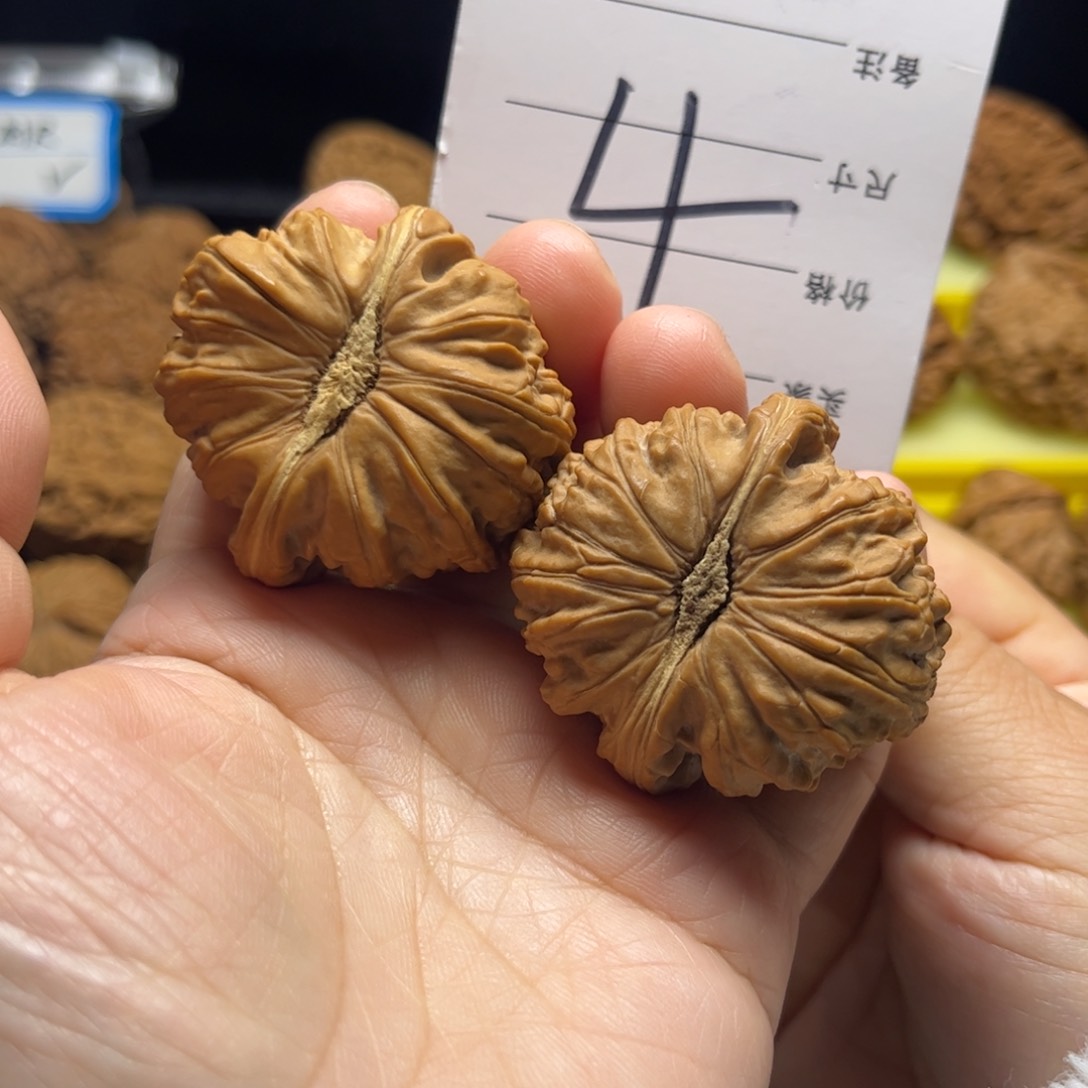 文玩核桃吊坠白狮子