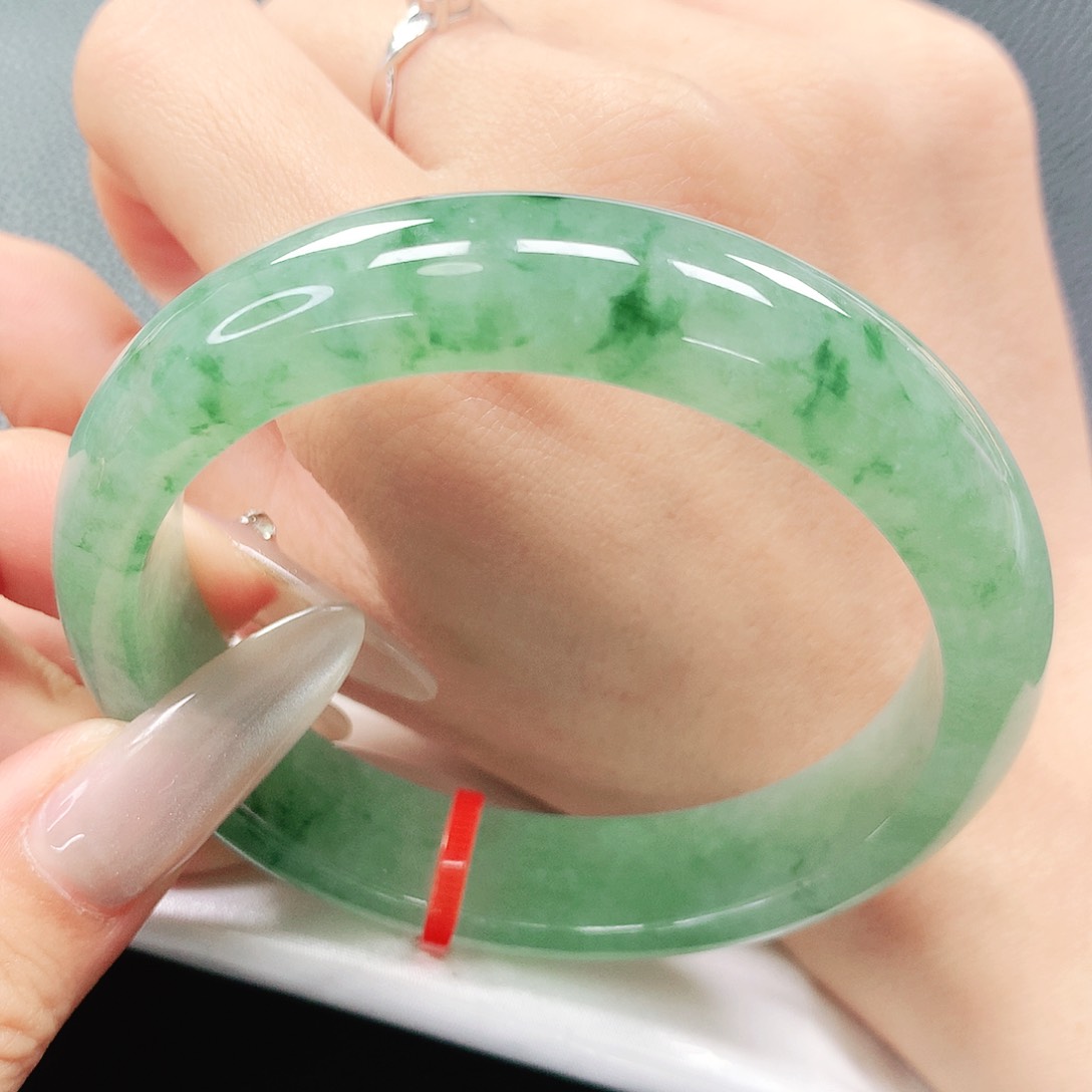 翡翠手镯未镶嵌58圈