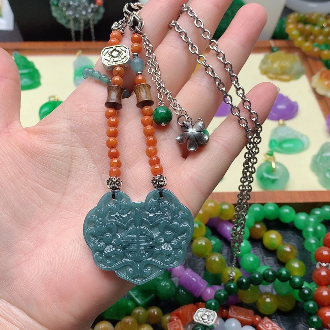 翡翠未镶嵌吊坠(赠链)