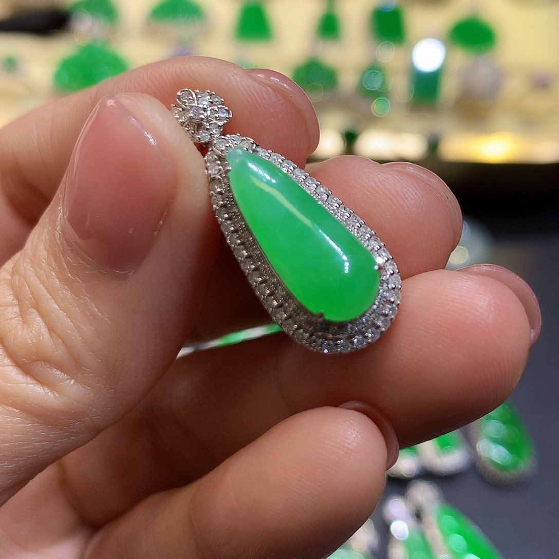 翡翠吊坠(不含链)18K金镶嵌