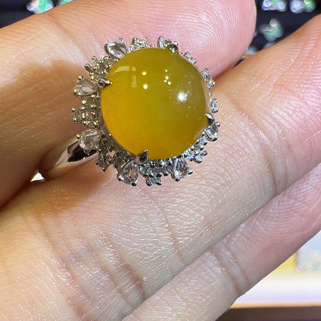 翡翠戒指18K金镶嵌冰种栗子黄蛋面