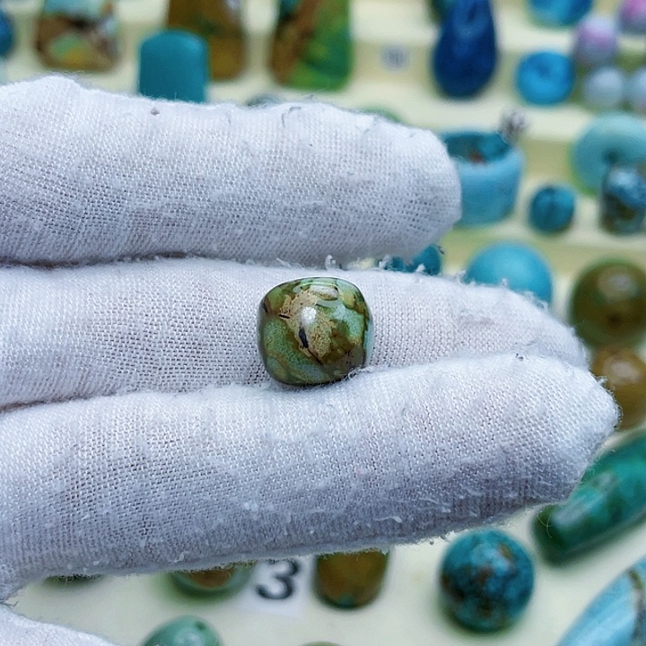 绿松石颈饰未镶嵌