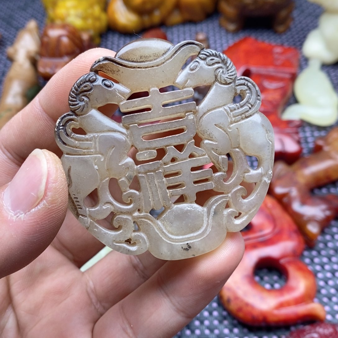 蛇纹石玉颈饰未镶嵌