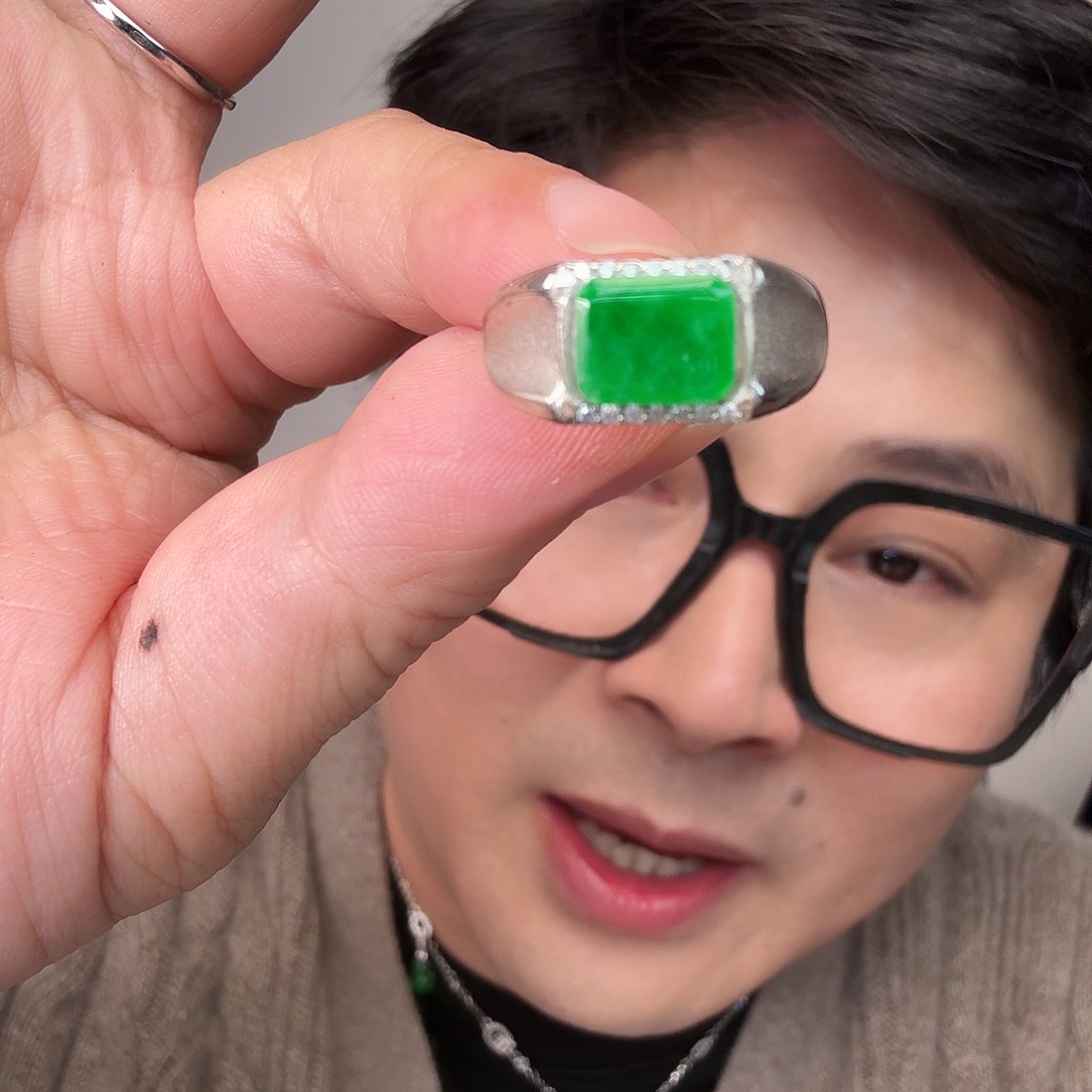 翡翠未镶嵌颈饰一件