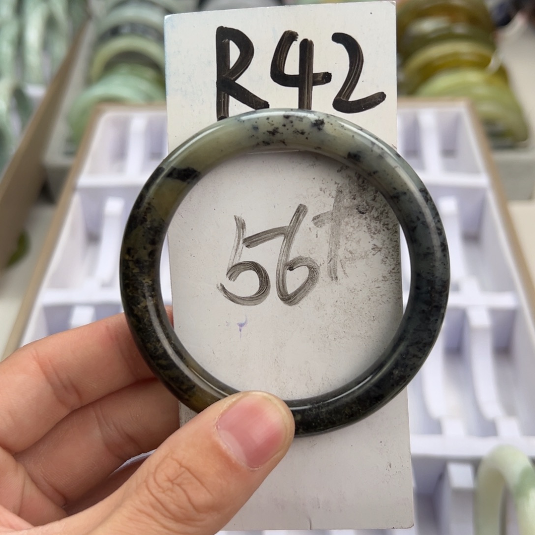 岫玉手镯未镶嵌天然岫玉微瑕，可以正常佩戴