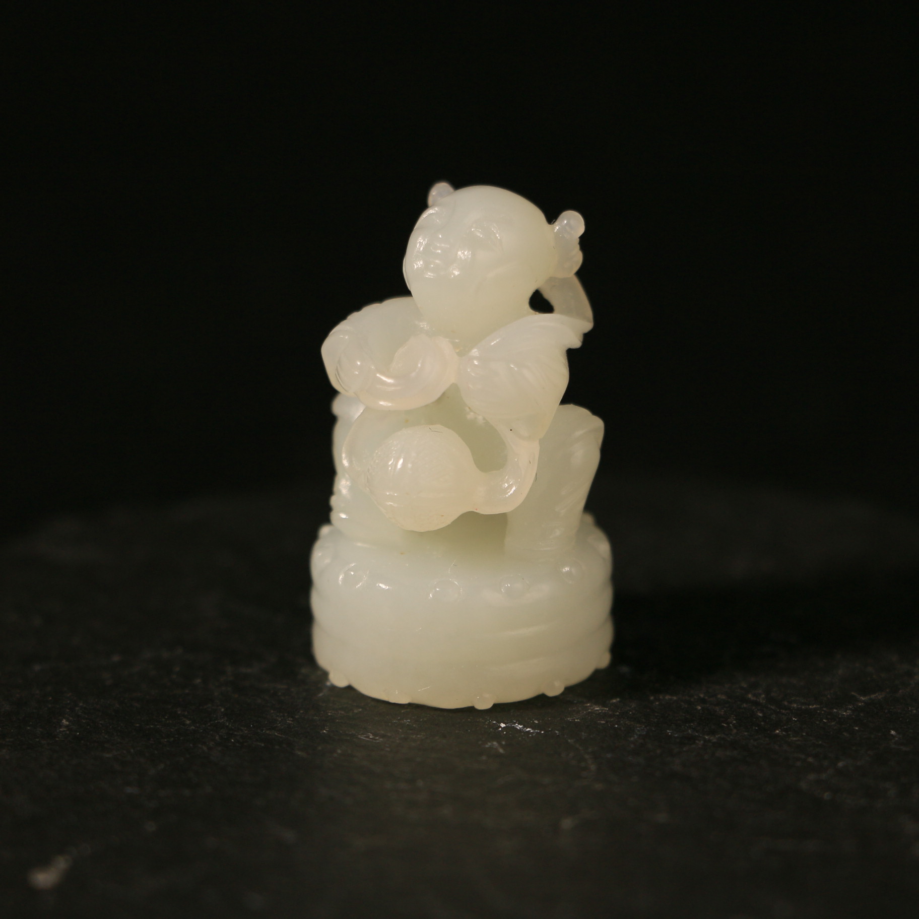 17F92清白玉圆雕抱鼓石雕件