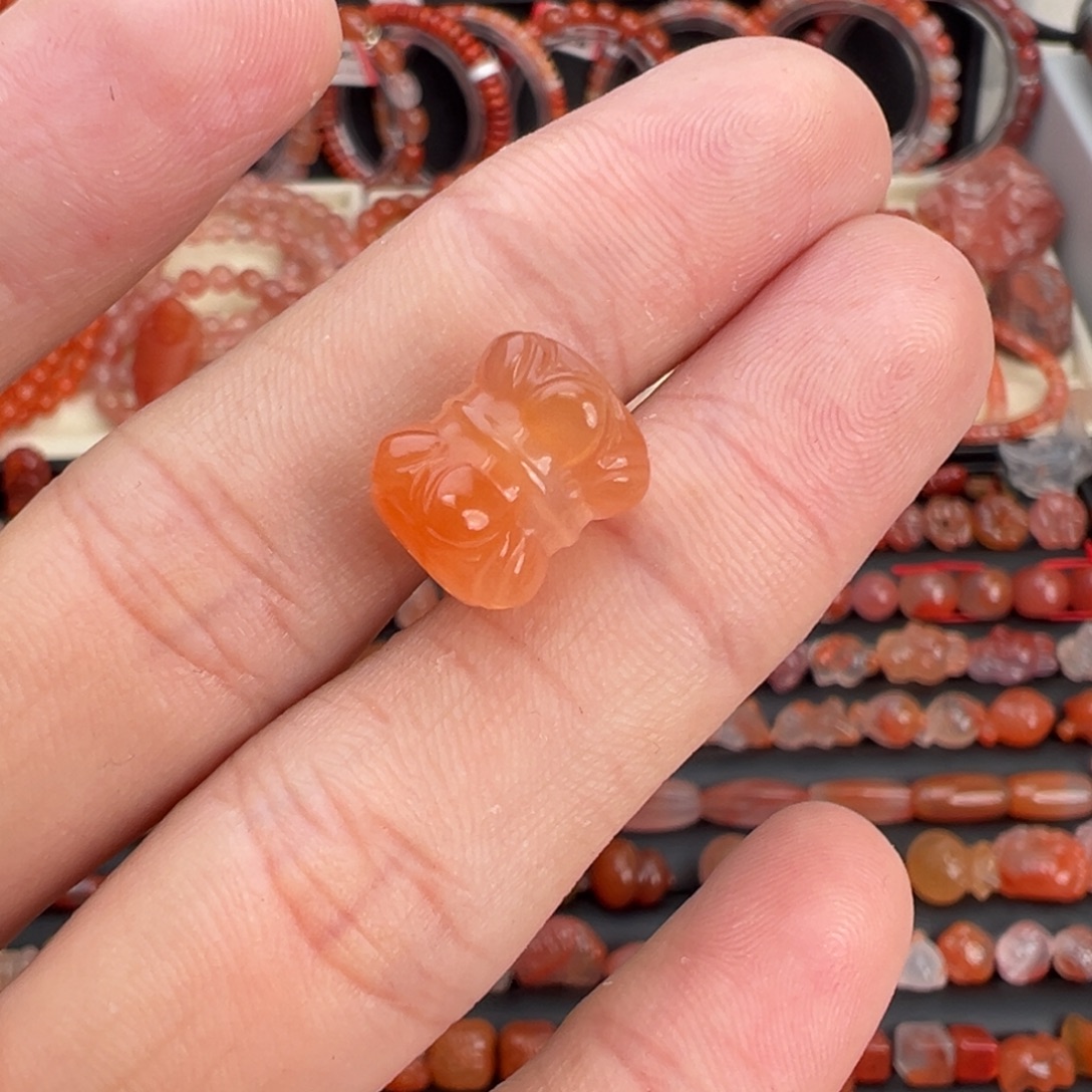 南红玛瑙未镶嵌颈饰并蒂莲