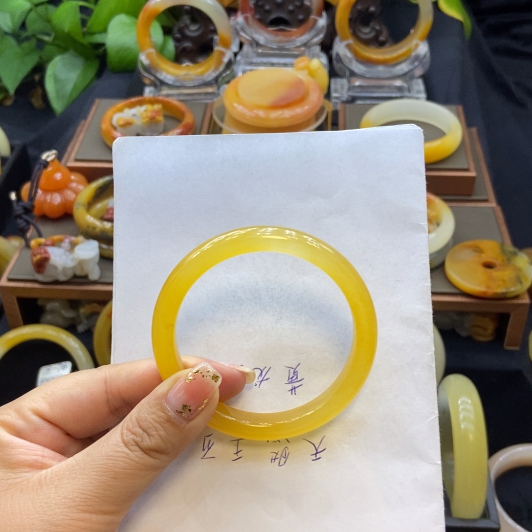 苦***生石英质玉（黄龙玉）未镶嵌手镯H