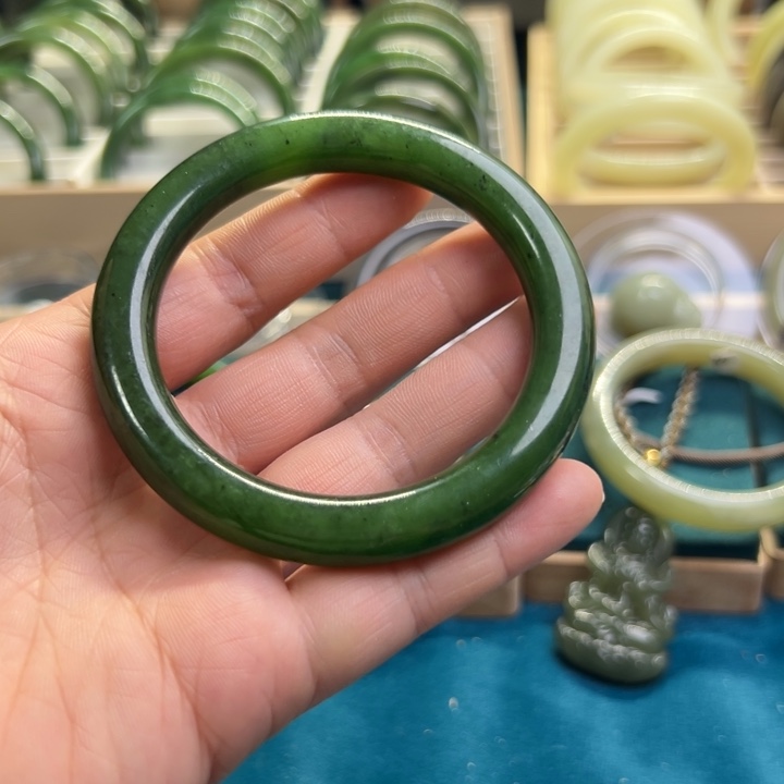 和田玉手镯未镶嵌风***?风平浪静