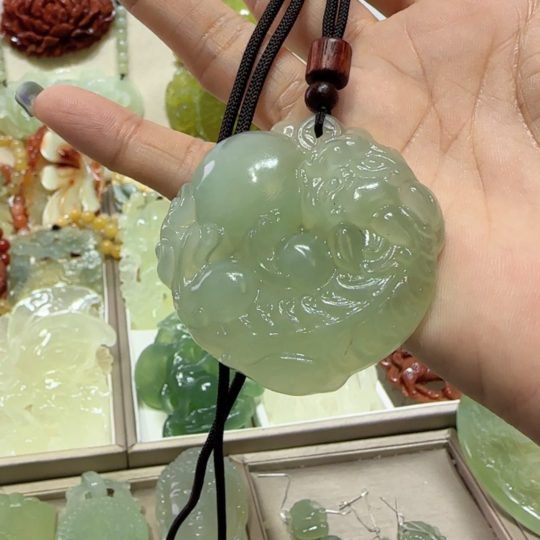 未镶嵌蛇纹石玉吊坠