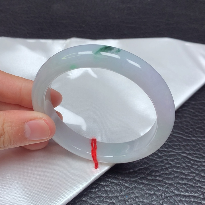 翡翠手镯未镶嵌。