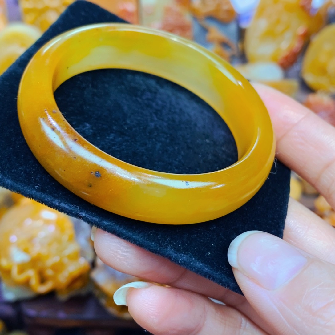 未镶嵌石英质玉（黄龙玉）颈饰