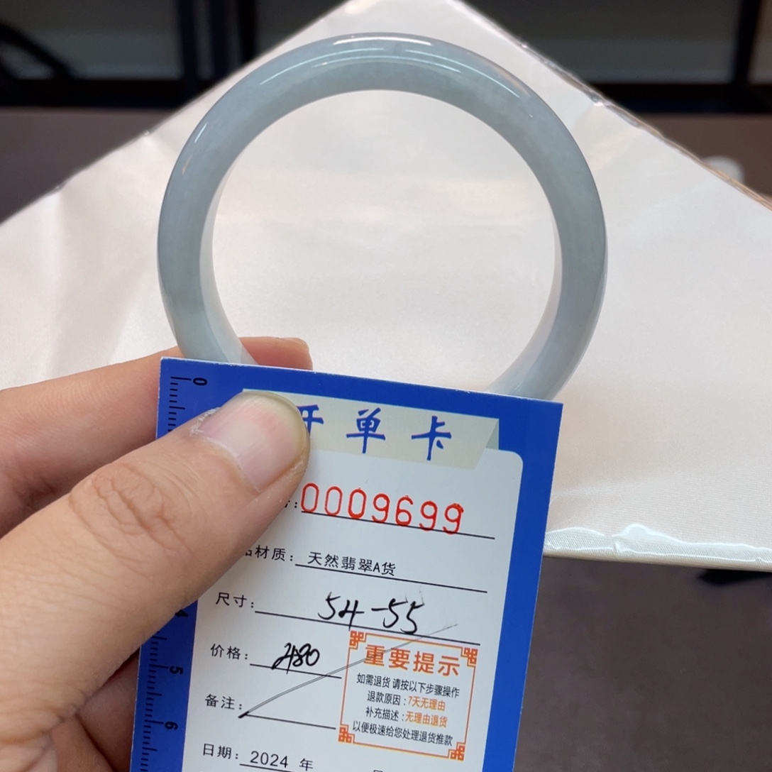 翡翠手镯未镶嵌翡翠