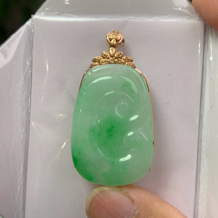 翡翠颈饰18K金镶嵌翡翠