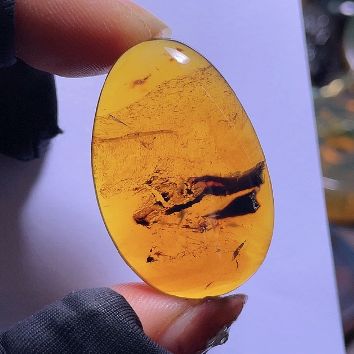 琥珀裸石未镶嵌。。