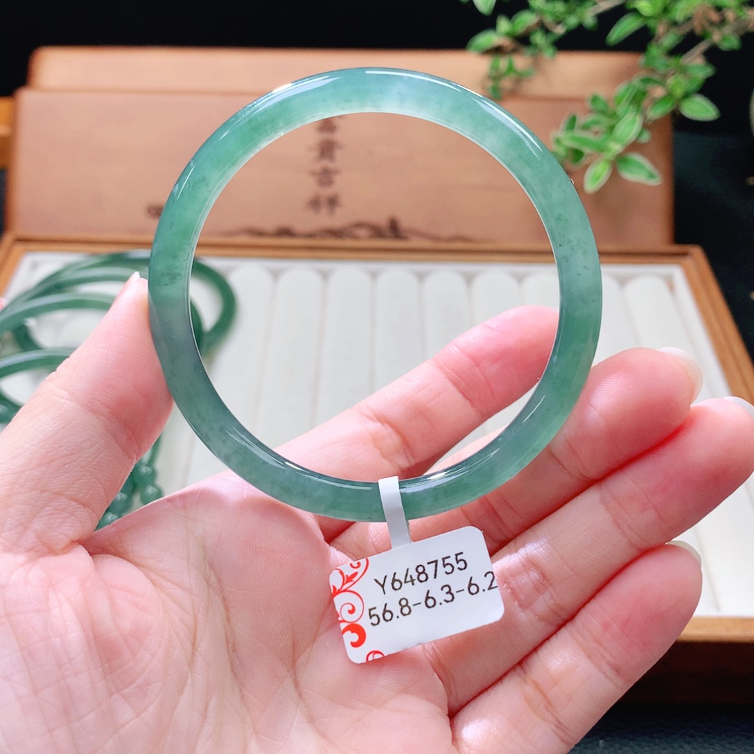 翡翠未镶嵌手镯（圆镯）