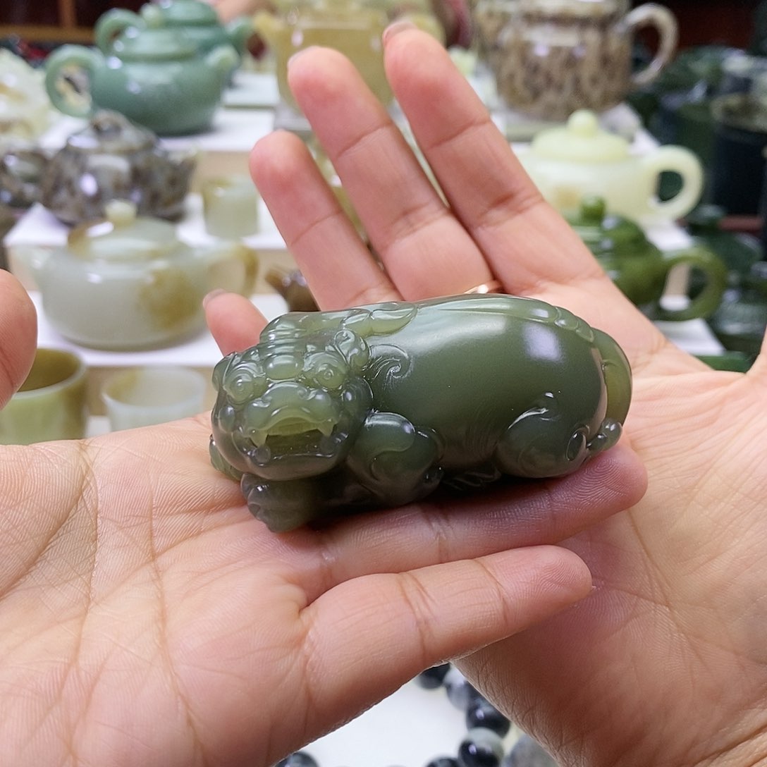 和田玉貔貅未镶嵌儒**尊