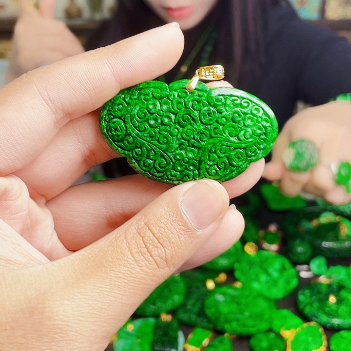 翡翠18K金镶嵌颈饰