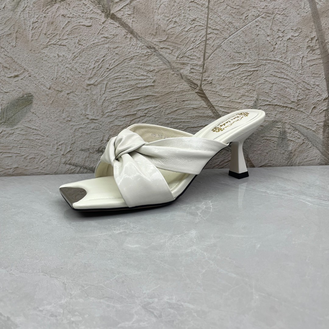 拖鞋女 (牛皮)875-165（孤品)c区36码