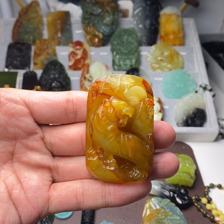 蛇纹石玉颈饰未镶嵌天**质