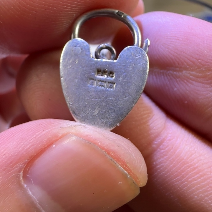 我***边瓷片吊坠的设计也